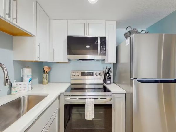 First Floor Lovely Beachfront Residence Madeira Beach