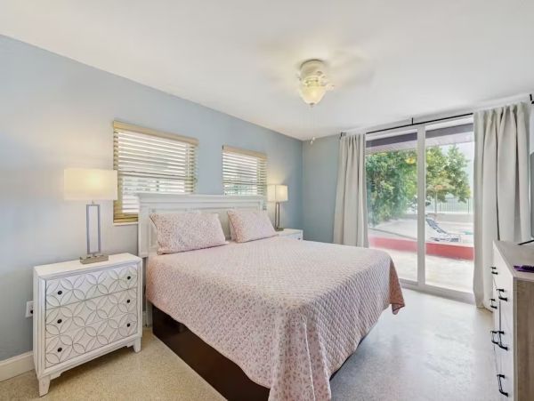 First Floor Lovely Beachfront Residence Madeira Beach