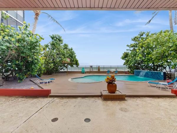First Floor Lovely Beachfront Residence Madeira Beach