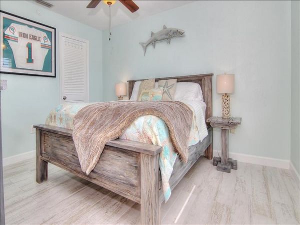 Beachfront Condo with private balcony , views, heated pool , hot tub & AC