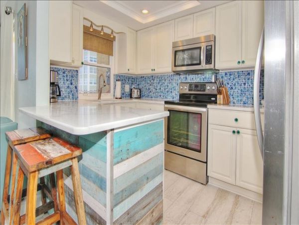 Beachfront Condo with private balcony , views, heated pool , hot tub & AC