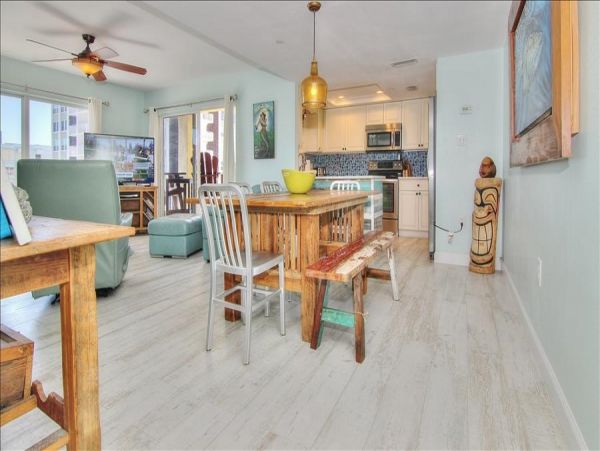 Beachfront Condo with private balcony , views, heated pool , hot tub & AC