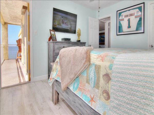 Beachfront Condo with private balcony , views, heated pool , hot tub & AC