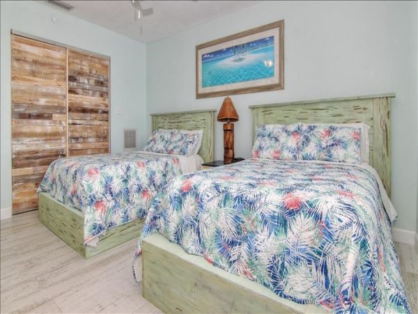 Beachfront Condo with private balcony , views, heated pool , hot tub & AC