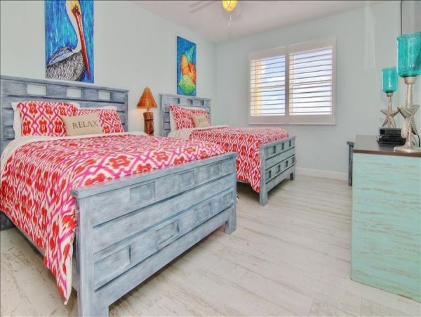 Beachfront Condo with private balcony , views, heated pool , hot tub & AC