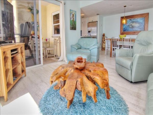 Beachfront Condo with private balcony , views, heated pool , hot tub & AC