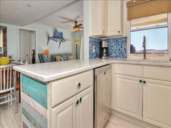 Beachfront Condo with private balcony , views, heated pool , hot tub & AC
