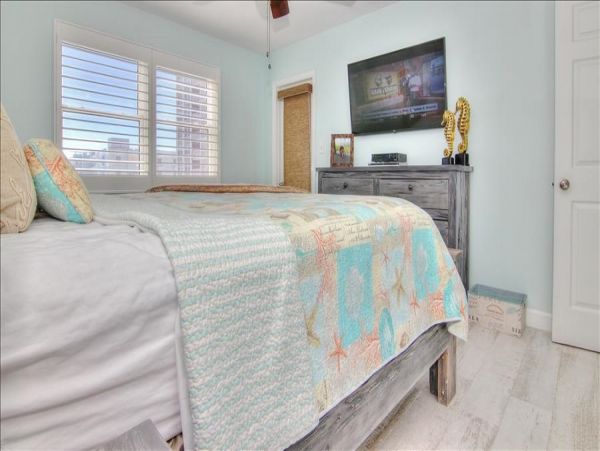 Beachfront Condo with private balcony , views, heated pool , hot tub & AC