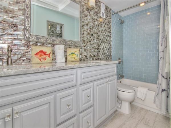 Beachfront Condo with private balcony , views, heated pool , hot tub & AC