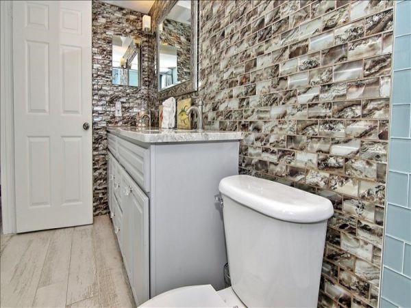 Beachfront Condo with private balcony , views, heated pool , hot tub & AC