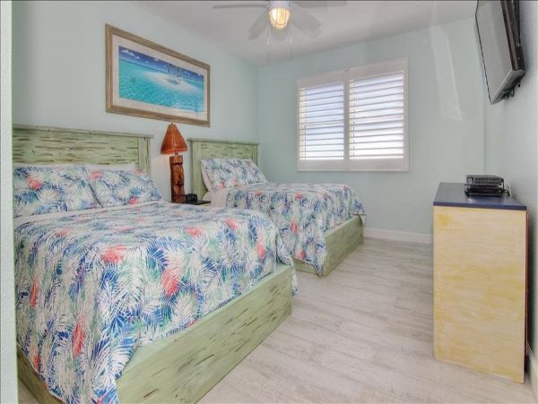 Beachfront Condo with private balcony , views, heated pool , hot tub & AC