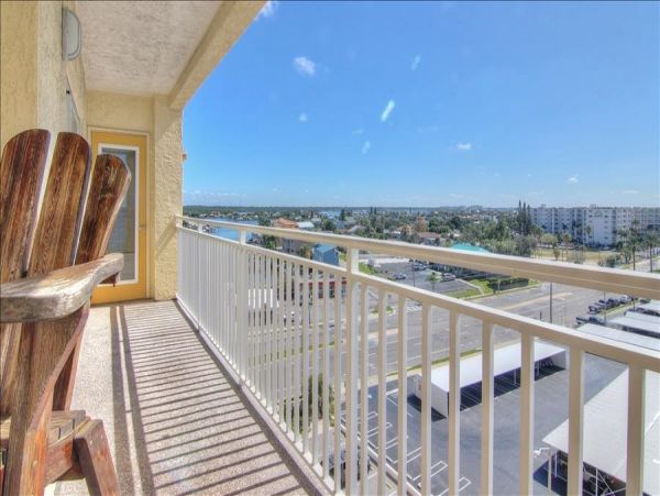 Beachfront Condo with private balcony , views, heated pool , hot tub & AC