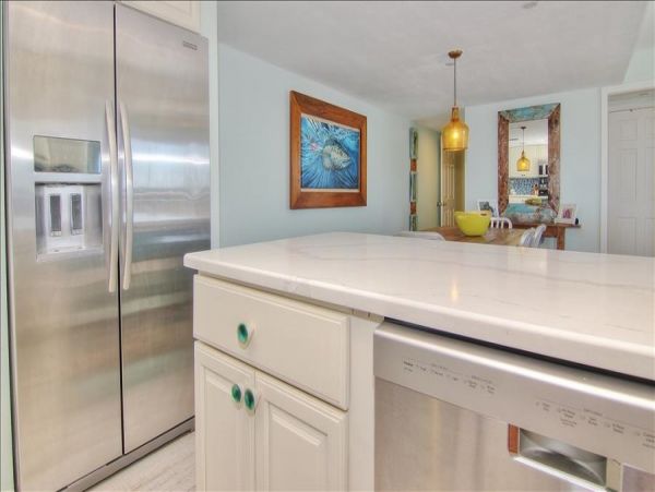 Beachfront Condo with private balcony , views, heated pool , hot tub & AC