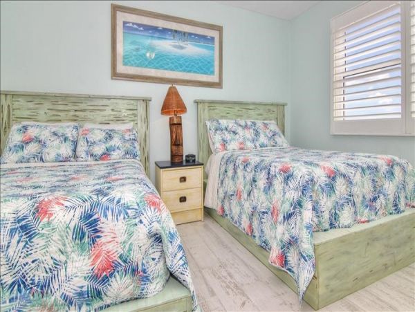 Beachfront Condo with private balcony , views, heated pool , hot tub & AC