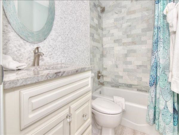 Beachfront Condo with private balcony , views, heated pool , hot tub & AC