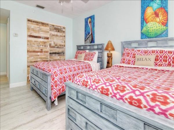 Beachfront Condo with private balcony , views, heated pool , hot tub & AC
