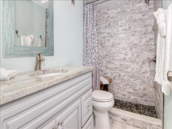 Beachfront Condo with private balcony , views, heated pool , hot tub & AC