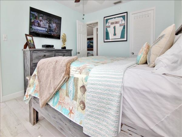 Beachfront Condo with private balcony , views, heated pool , hot tub & AC