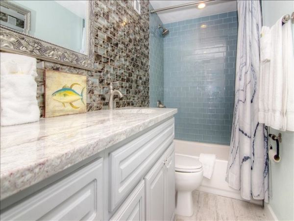 Beachfront Condo with private balcony , views, heated pool , hot tub & AC