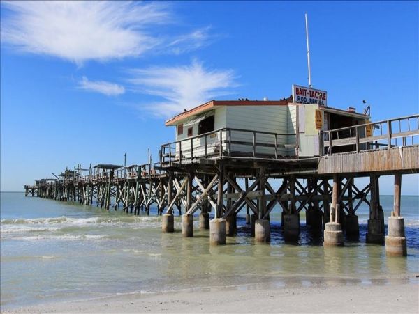 Beachfront Condo with private balcony , views, heated pool , hot tub & AC