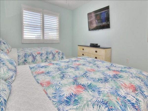 Beachfront Condo with private balcony , views, heated pool , hot tub & AC