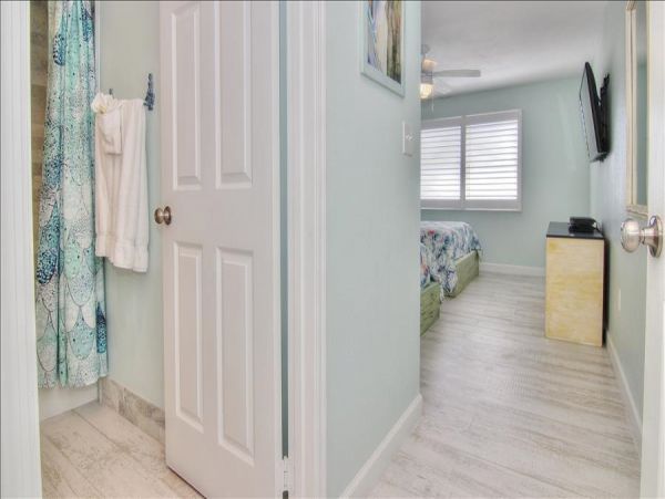Beachfront Condo with private balcony , views, heated pool , hot tub & AC