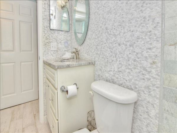 Beachfront Condo with private balcony , views, heated pool , hot tub & AC