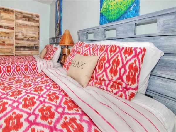 Beachfront Condo with private balcony , views, heated pool , hot tub & AC
