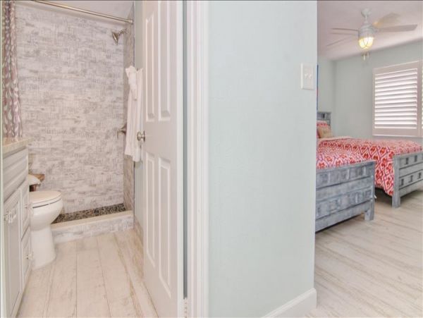 Beachfront Condo with private balcony , views, heated pool , hot tub & AC