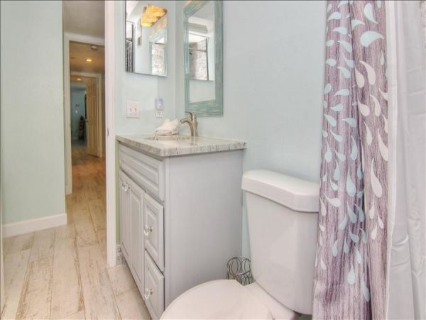 Beachfront Condo with private balcony , views, heated pool , hot tub & AC