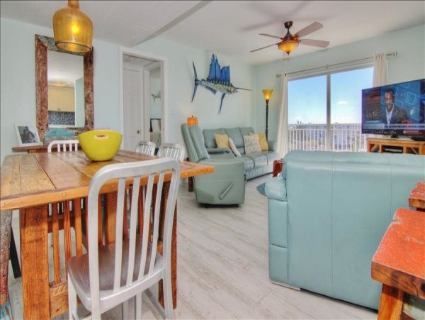 Beachfront Condo with private balcony , views, heated pool , hot tub & AC