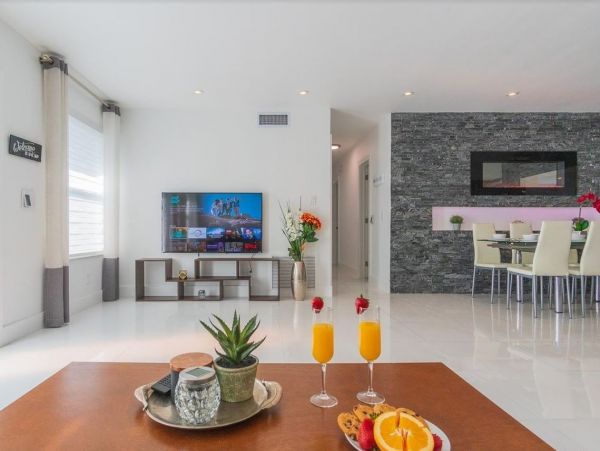 Miami Luxury Five Bedroom + Den Vacation Home with Pool