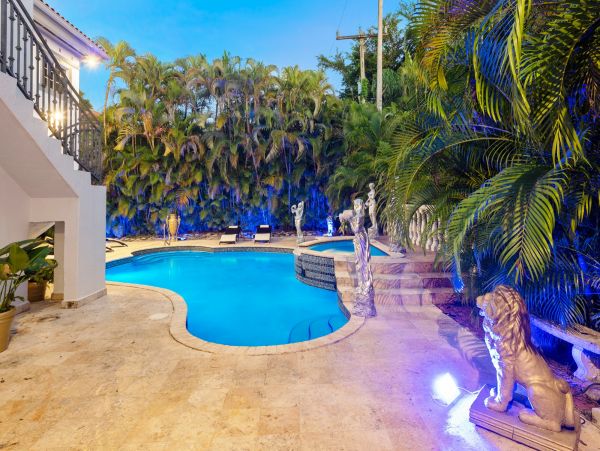 Private Pool Coral Gables Vacation Villa + Guests House