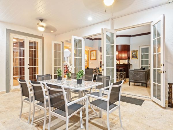 Private Pool Coral Gables Vacation Villa + Guests House