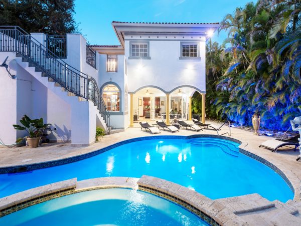 Private Pool Coral Gables Vacation Villa + Guests House
