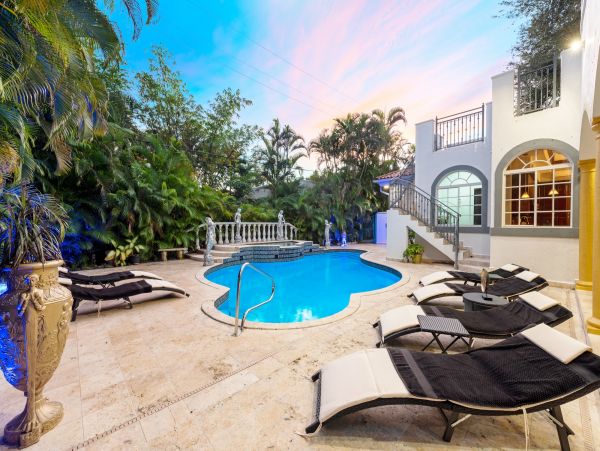Private Pool Coral Gables Vacation Villa + Guests House