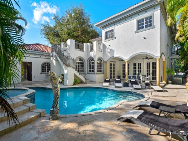 Private Pool Coral Gables Vacation Villa + Guests House