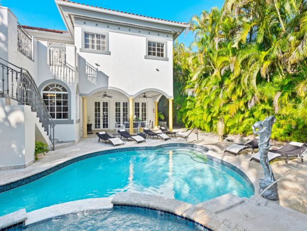 Private Pool Coral Gables Vacation Villa + Guests House