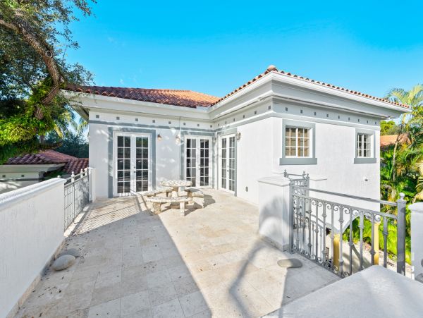 Private Pool Coral Gables Vacation Villa + Guests House