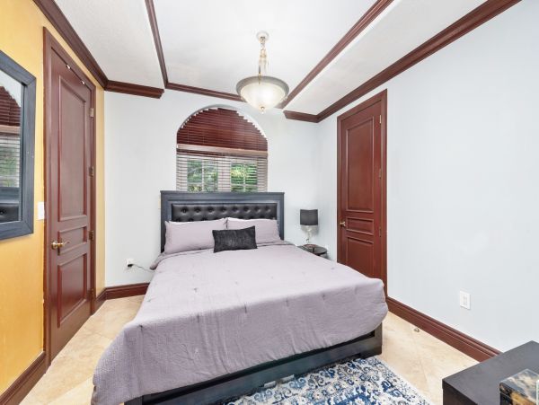 Private Pool Coral Gables Vacation Villa + Guests House