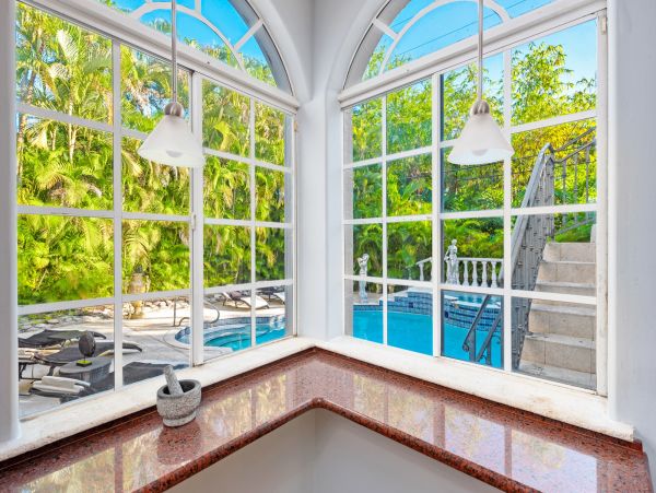 Private Pool Coral Gables Vacation Villa + Guests House