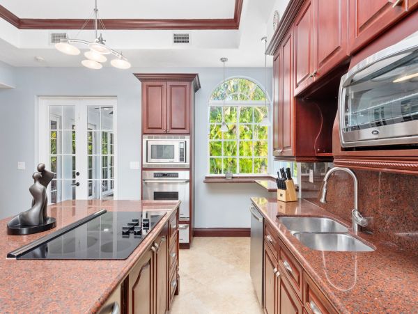 Private Pool Coral Gables Vacation Villa + Guests House