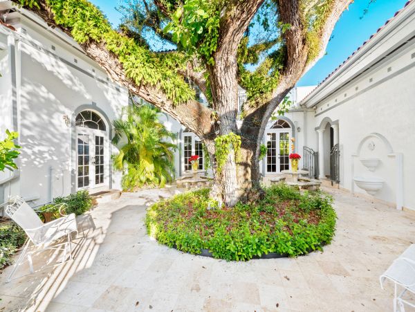 Private Pool Coral Gables Vacation Villa + Guests House