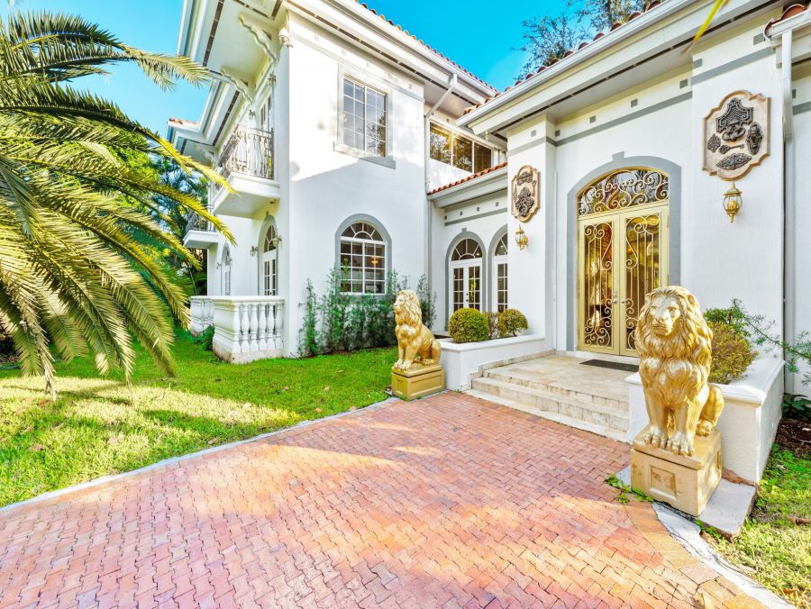Private Pool Coral Gables Vacation Villa + Guests House