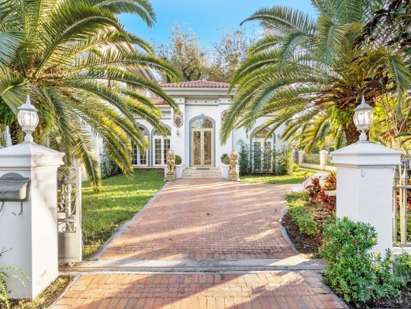 Private Pool Coral Gables Vacation Villa + Guests House