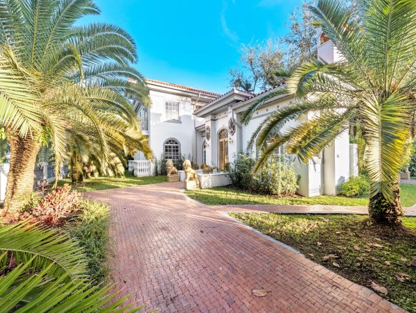 Private Pool Coral Gables Vacation Villa + Guests House