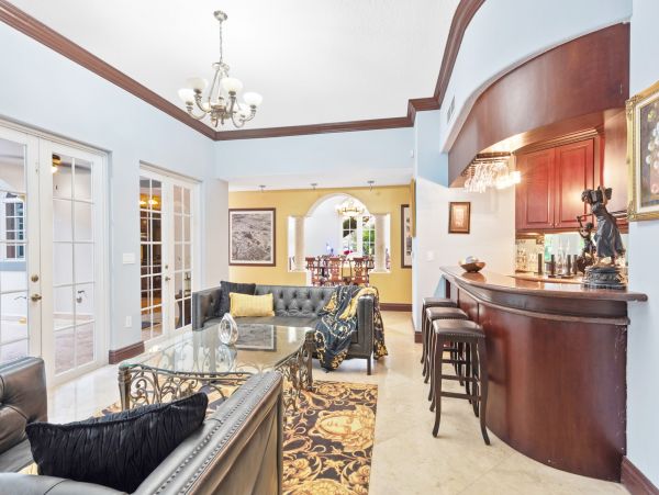 Private Pool Coral Gables Vacation Villa + Guests House