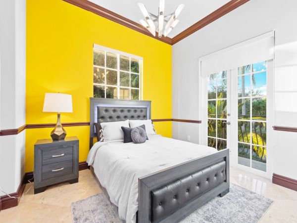 Private Pool Coral Gables Vacation Villa + Guests House