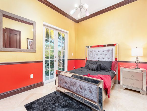 Private Pool Coral Gables Vacation Villa + Guests House