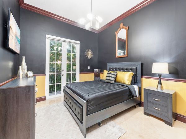 Private Pool Coral Gables Vacation Villa + Guests House